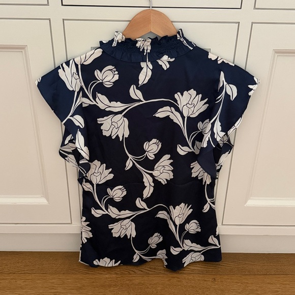White House Black Market Short Sleeve Floral Blouse Navy Blue White Size XS - Picture 3 of 6